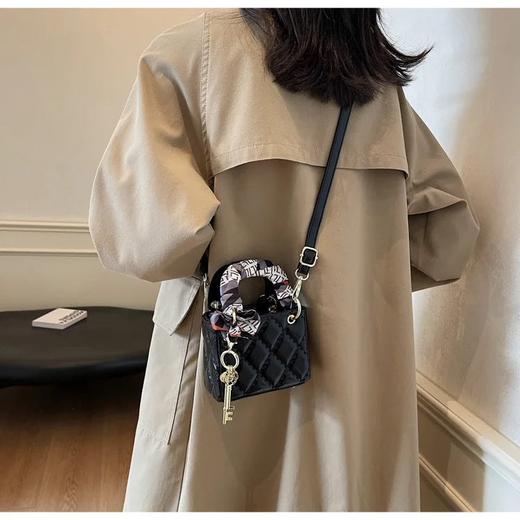 Street Trend Commuter Women's Shoulder Bag Retro Diamond Grid Design Small Tote Casual Handbag Soft PU Material Zipper Closure