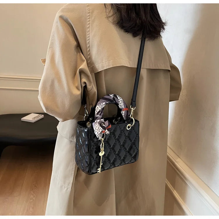 Street Trend Commuter Women's Shoulder Bag Retro Diamond Grid Design Small Tote Casual Handbag Soft PU Material Zipper Closure