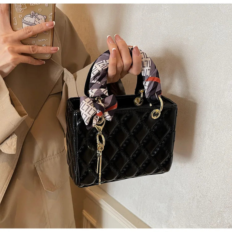 Street Trend Commuter Women's Shoulder Bag Retro Diamond Grid Design Small Tote Casual Handbag Soft PU Material Zipper Closure