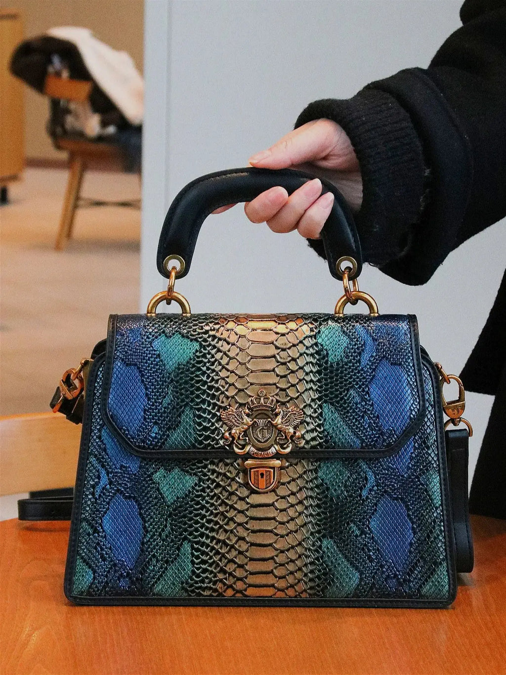 High-end customized 2024 new retro women's bag, fashion trend heavy industry luxury blue gold snake pattern lock handbag mature