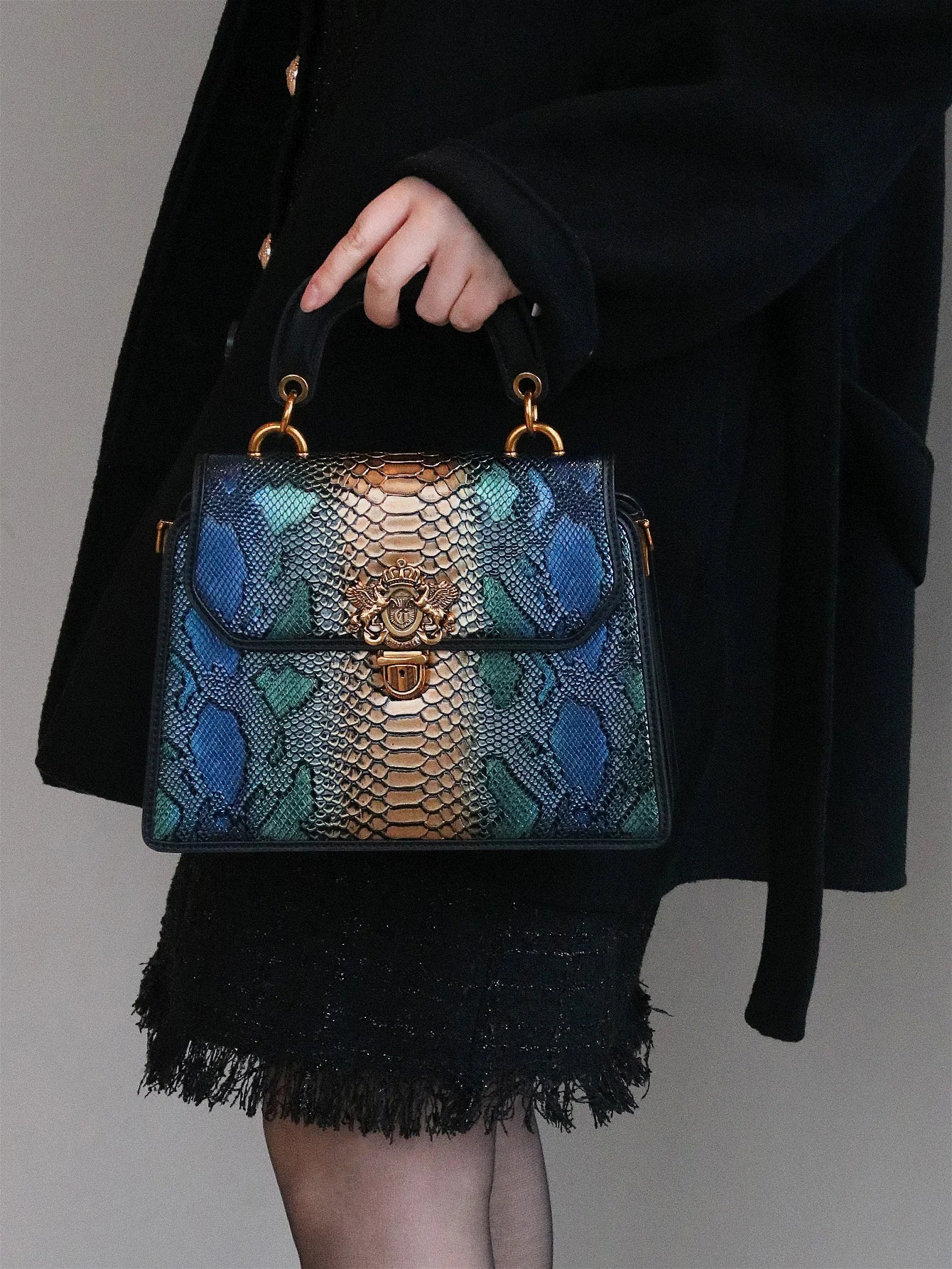 High-end customized 2024 new retro women's bag, fashion trend heavy industry luxury blue gold snake pattern lock handbag mature