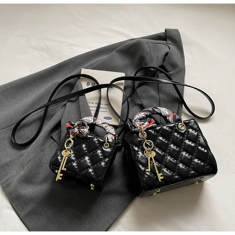 Street Trend Commuter Women's Shoulder Bag Retro Diamond Grid Design Small Tote Casual Handbag Soft PU Material Zipper Closure