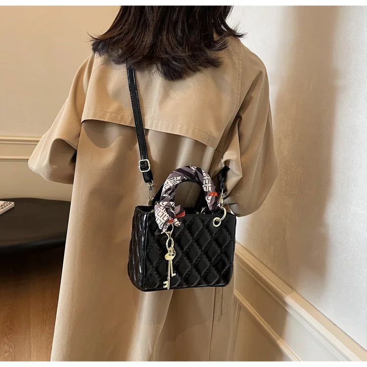 Street Trend Commuter Women's Shoulder Bag Retro Diamond Grid Design Small Tote Casual Handbag Soft PU Material Zipper Closure