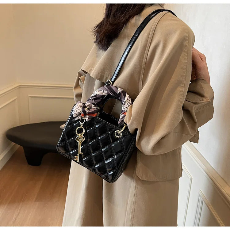 Street Trend Commuter Women's Shoulder Bag Retro Diamond Grid Design Small Tote Casual Handbag Soft PU Material Zipper Closure