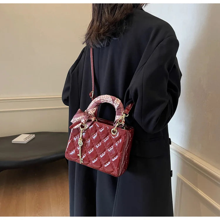 Street Trend Commuter Women's Shoulder Bag Retro Diamond Grid Design Small Tote Casual Handbag Soft PU Material Zipper Closure