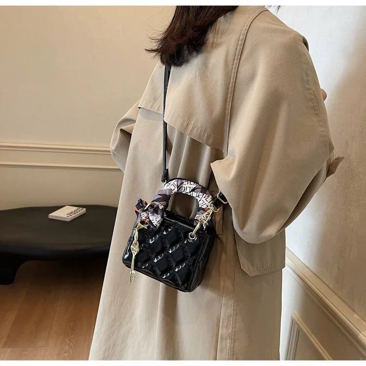 Street Trend Commuter Women's Shoulder Bag Retro Diamond Grid Design Small Tote Casual Handbag Soft PU Material Zipper Closure