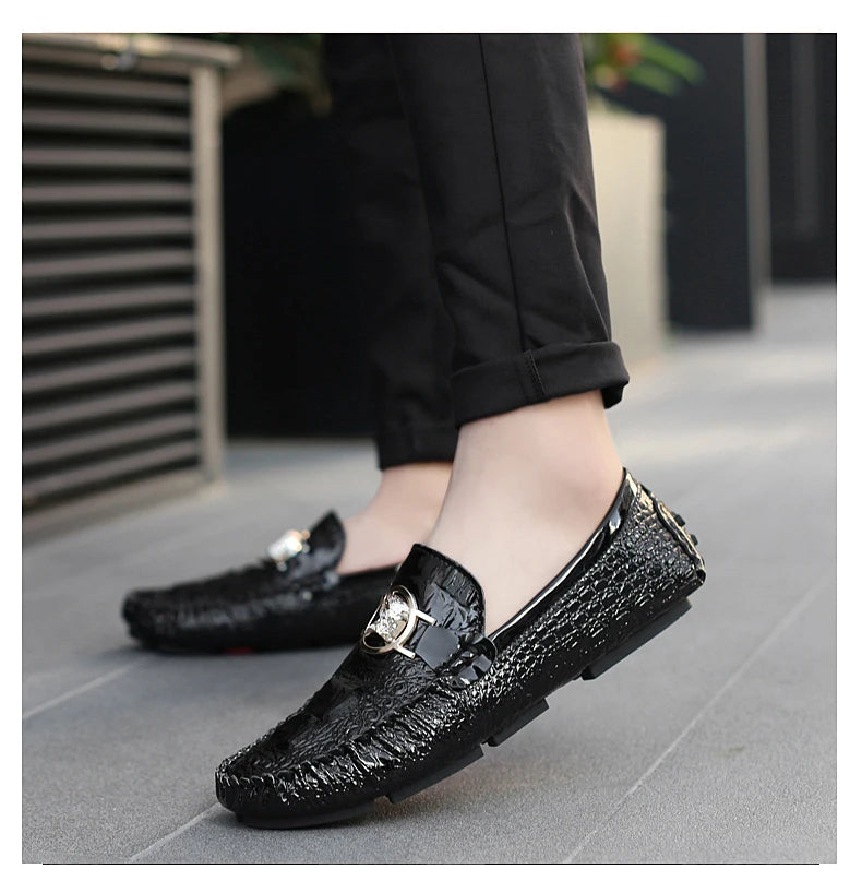 Slip-On Men's Shoes Crocodile Pattern 2025 Spring and Summer Fashion British Trendy Bright Leather Shiny Lazy Casual Beanie Shoes Handmade