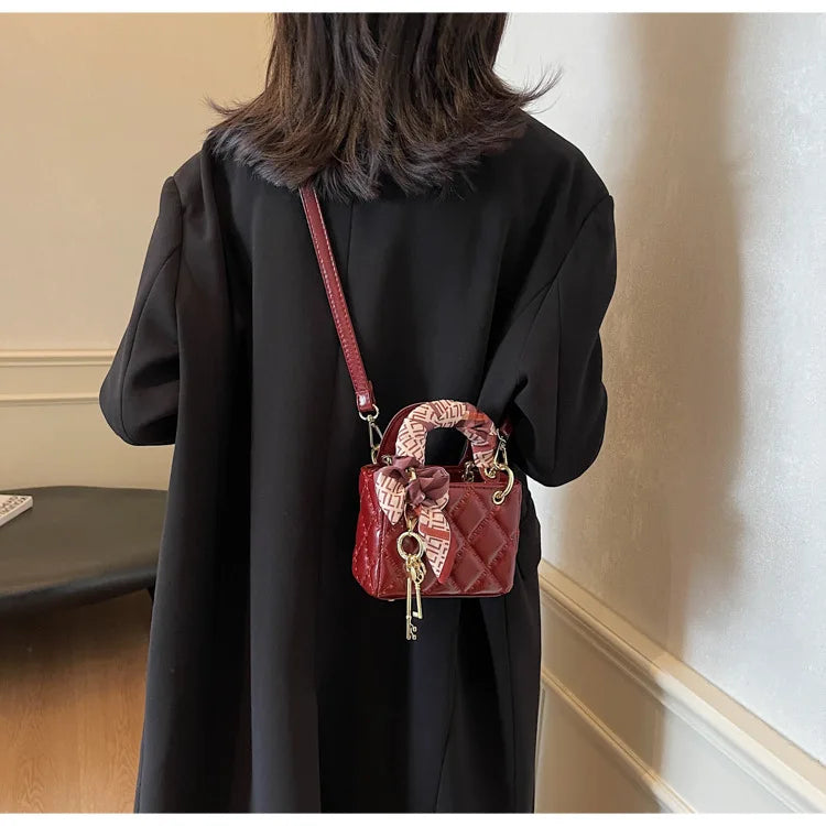 Street Trend Commuter Women's Shoulder Bag Retro Diamond Grid Design Small Tote Casual Handbag Soft PU Material Zipper Closure