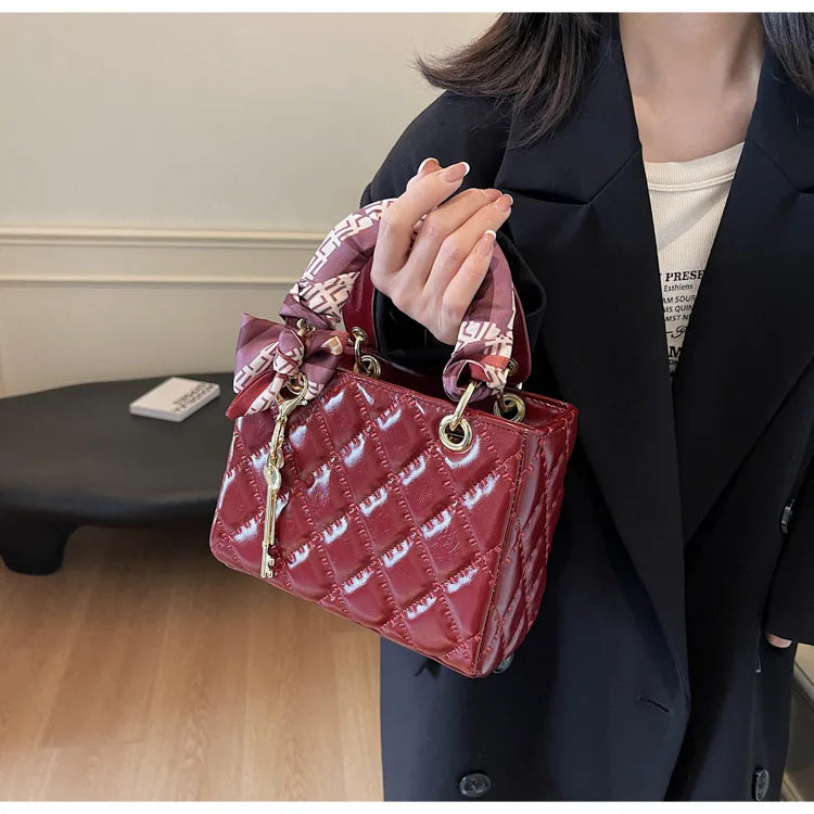 Street Trend Commuter Women's Shoulder Bag Retro Diamond Grid Design Small Tote Casual Handbag Soft PU Material Zipper Closure