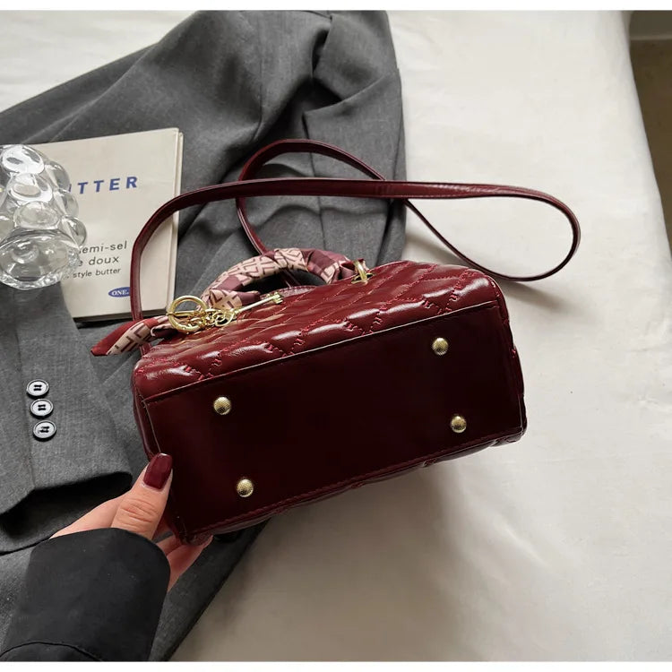 Street Trend Commuter Women's Shoulder Bag Retro Diamond Grid Design Small Tote Casual Handbag Soft PU Material Zipper Closure