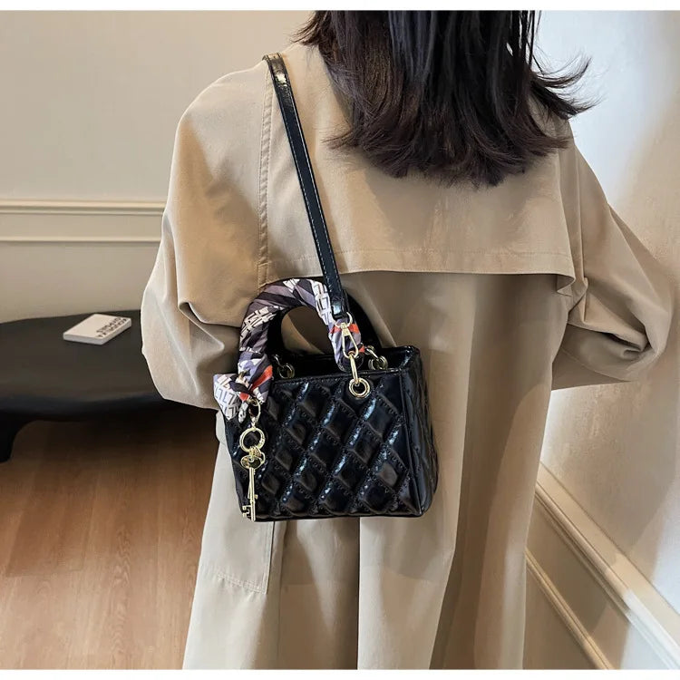 Street Trend Commuter Women's Shoulder Bag Retro Diamond Grid Design Small Tote Casual Handbag Soft PU Material Zipper Closure