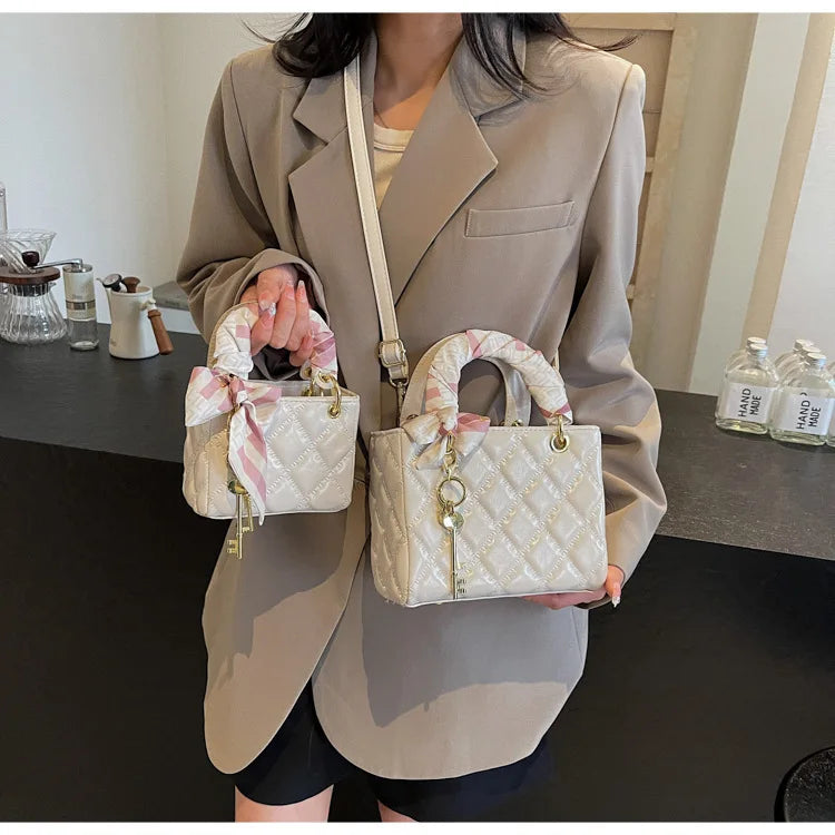 Street Trend Commuter Women's Shoulder Bag Retro Diamond Grid Design Small Tote Casual Handbag Soft PU Material Zipper Closure