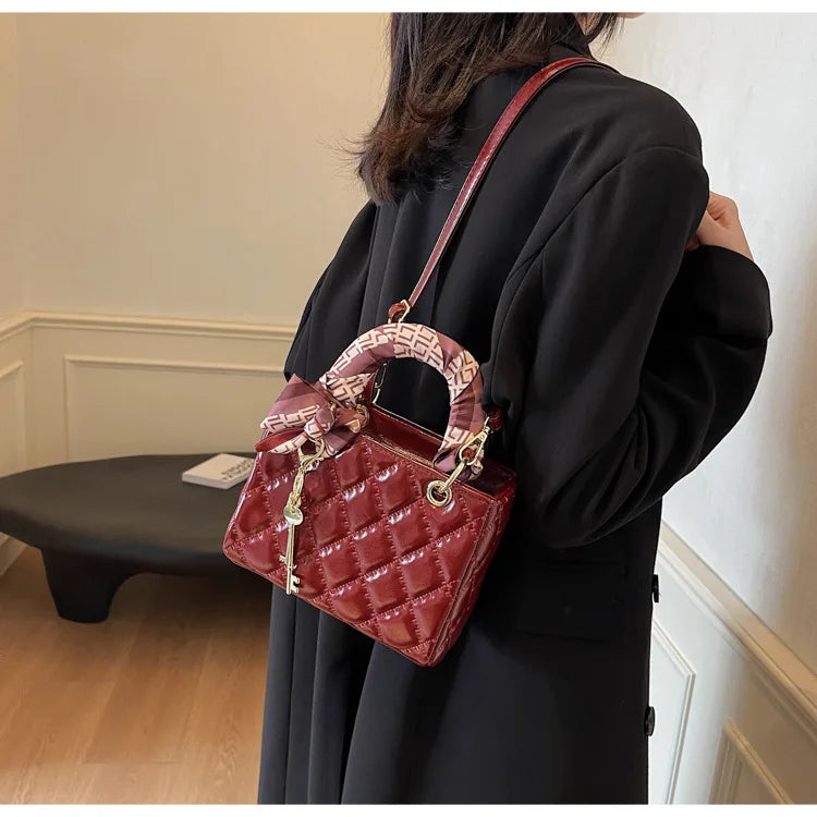 Street Trend Commuter Women's Shoulder Bag Retro Diamond Grid Design Small Tote Casual Handbag Soft PU Material Zipper Closure