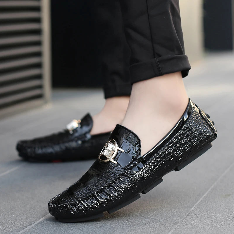 Slip-On Men's Shoes Crocodile Pattern 2025 Spring and Summer Fashion British Trendy Bright Leather Shiny Lazy Casual Beanie Shoes Handmade