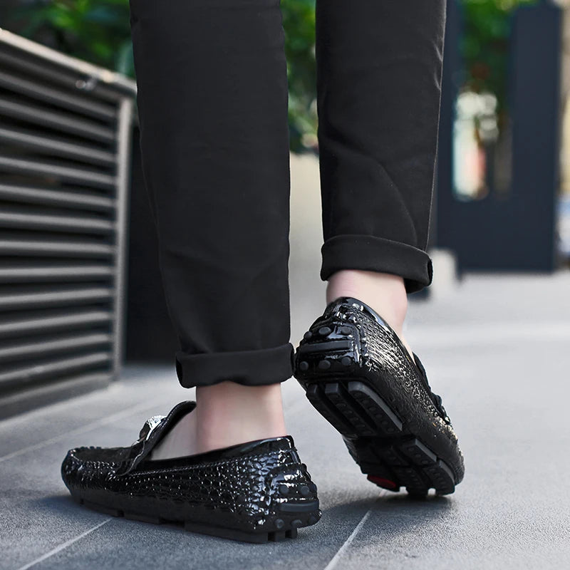 Slip-On Men's Shoes Crocodile Pattern 2025 Spring and Summer Fashion British Trendy Bright Leather Shiny Lazy Casual Beanie Shoes Handmade