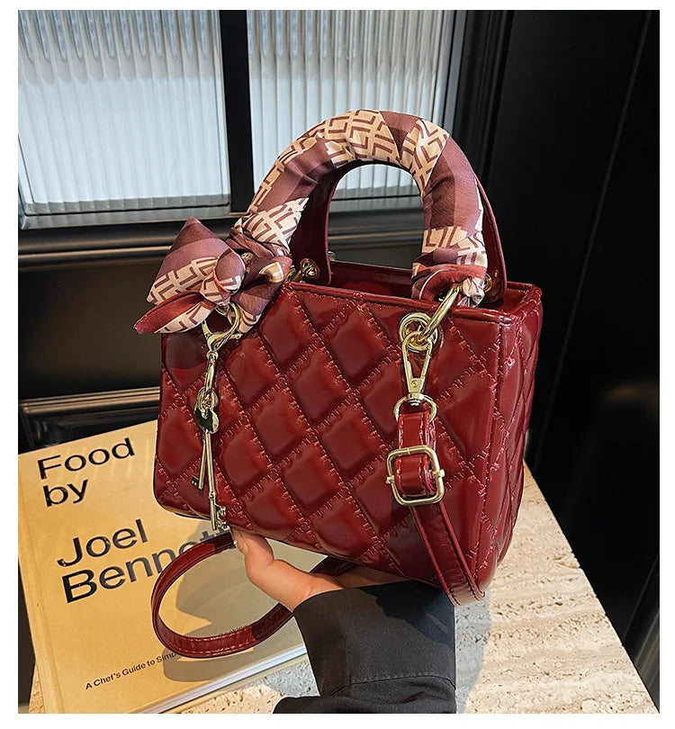 Street Trend Commuter Women's Shoulder Bag Retro Diamond Grid Design Small Tote Casual Handbag Soft PU Material Zipper Closure