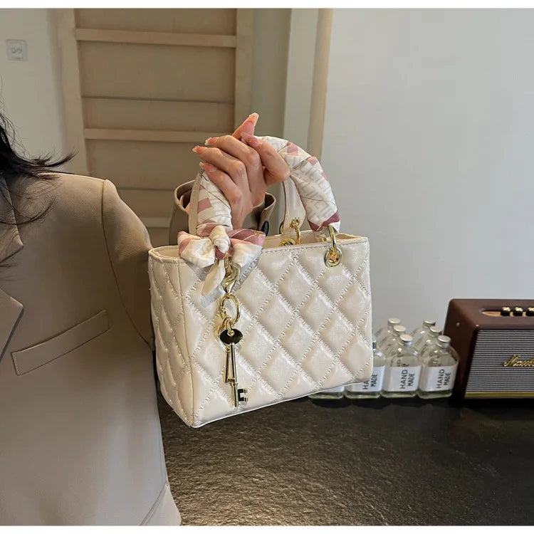 Street Trend Commuter Women's Shoulder Bag Retro Diamond Grid Design Small Tote Casual Handbag Soft PU Material Zipper Closure