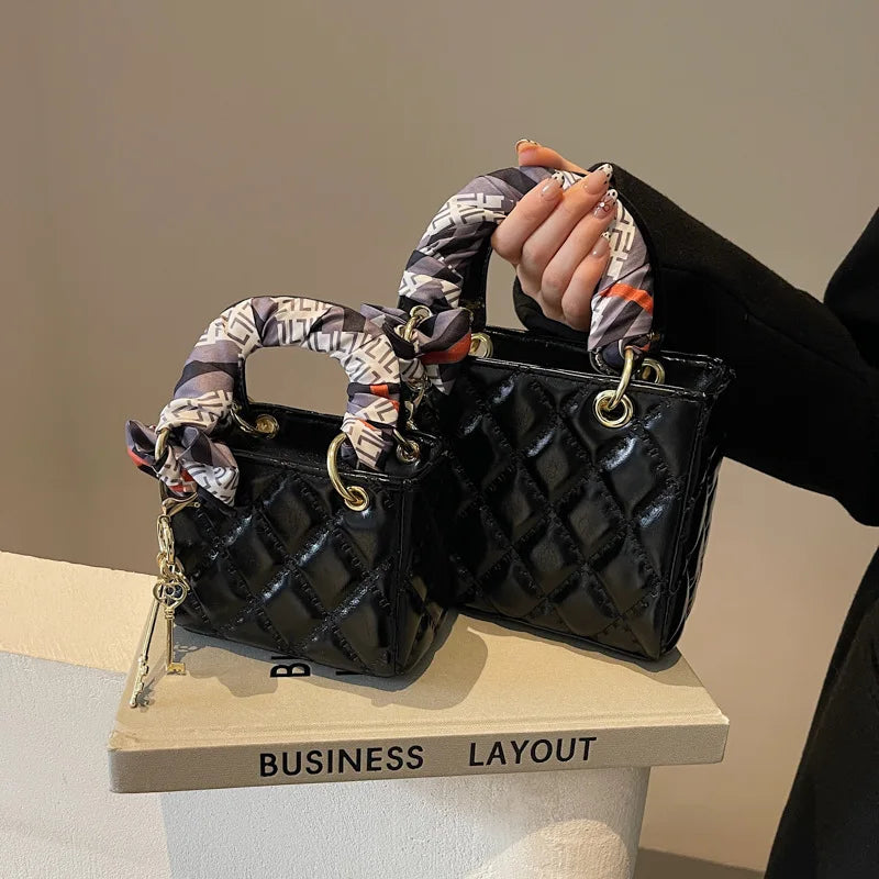 Street Trend Commuter Women's Shoulder Bag Retro Diamond Grid Design Small Tote Casual Handbag Soft PU Material Zipper Closure