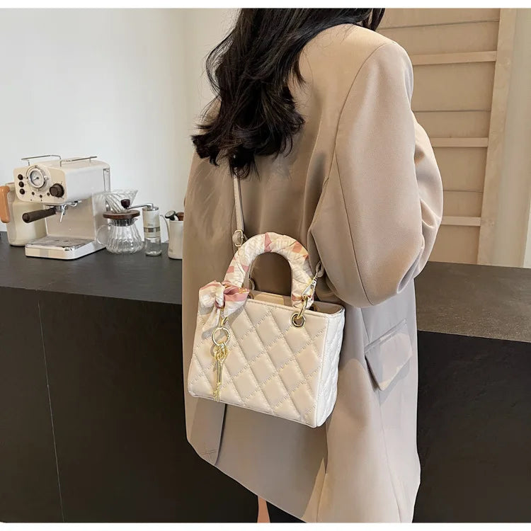 Street Trend Commuter Women's Shoulder Bag Retro Diamond Grid Design Small Tote Casual Handbag Soft PU Material Zipper Closure