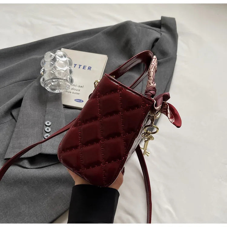 Street Trend Commuter Women's Shoulder Bag Retro Diamond Grid Design Small Tote Casual Handbag Soft PU Material Zipper Closure