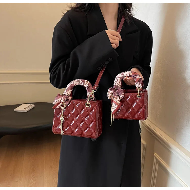 Street Trend Commuter Women's Shoulder Bag Retro Diamond Grid Design Small Tote Casual Handbag Soft PU Material Zipper Closure