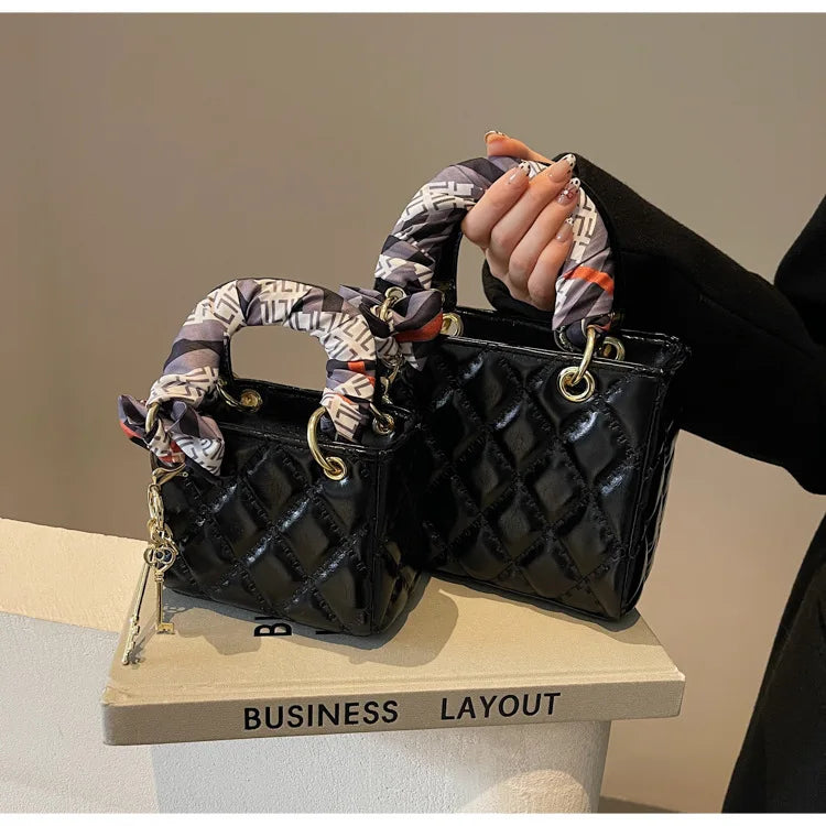 Street Trend Commuter Women's Shoulder Bag Retro Diamond Grid Design Small Tote Casual Handbag Soft PU Material Zipper Closure