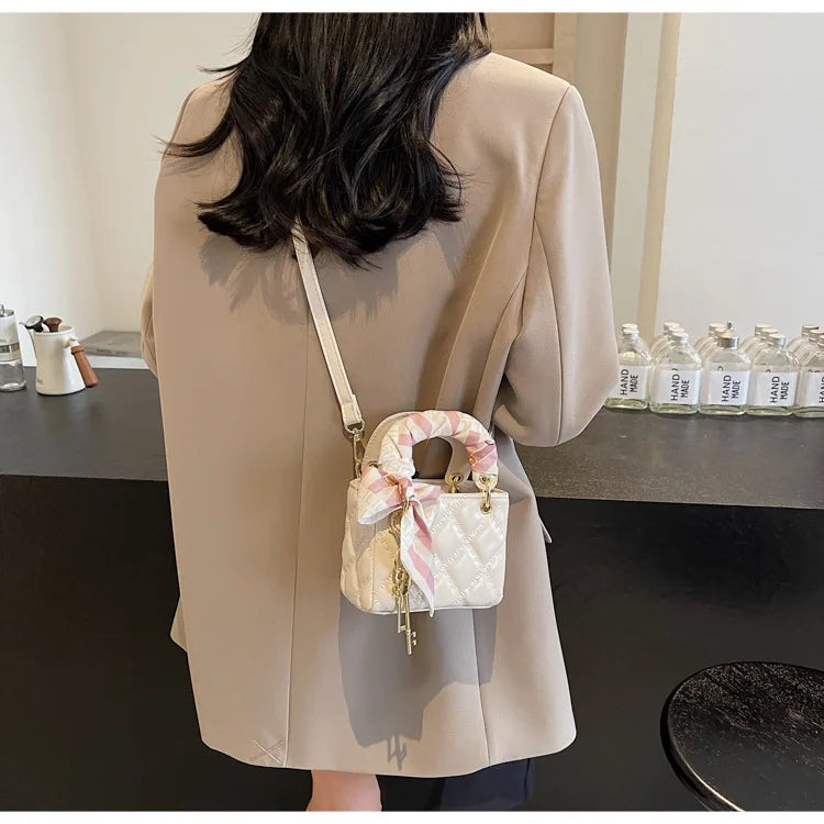 Street Trend Commuter Women's Shoulder Bag Retro Diamond Grid Design Small Tote Casual Handbag Soft PU Material Zipper Closure