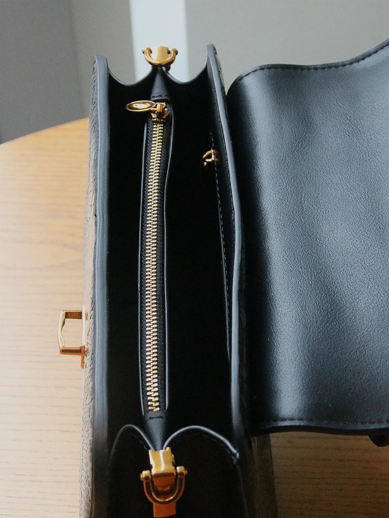 High-end customized 2024 new retro women's bag, fashion trend heavy industry luxury blue gold snake pattern lock handbag mature