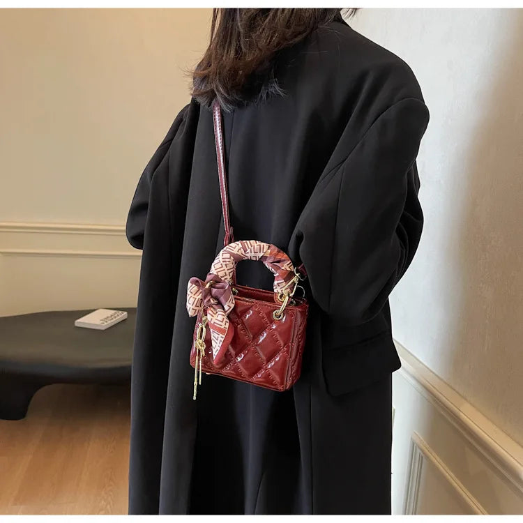 Street Trend Commuter Women's Shoulder Bag Retro Diamond Grid Design Small Tote Casual Handbag Soft PU Material Zipper Closure