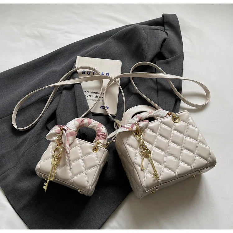 Street Trend Commuter Women's Shoulder Bag Retro Diamond Grid Design Small Tote Casual Handbag Soft PU Material Zipper Closure