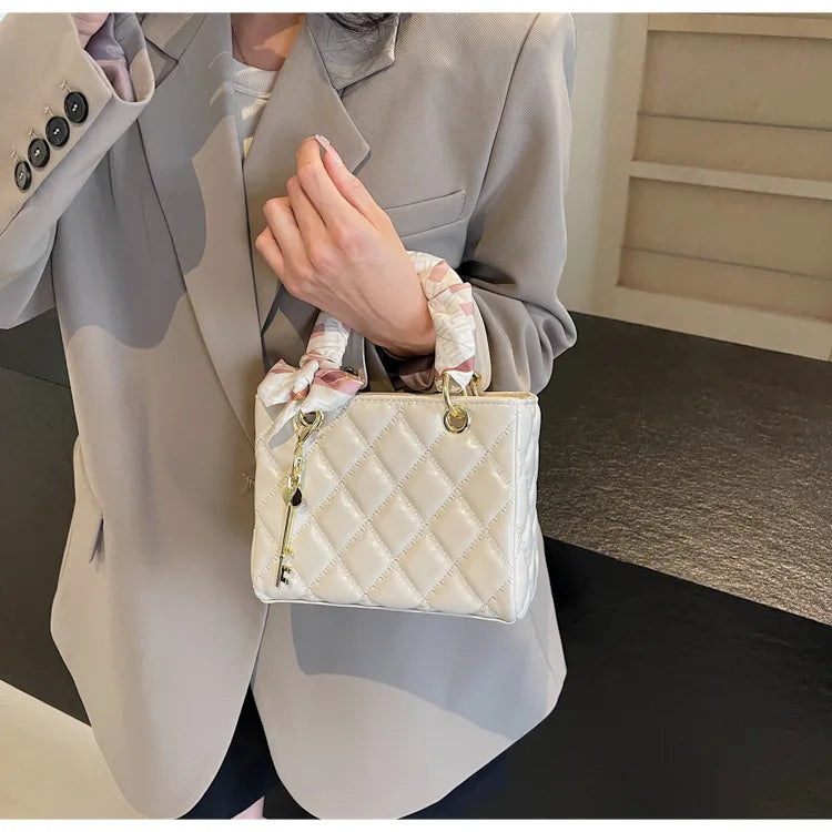 Street Trend Commuter Women's Shoulder Bag Retro Diamond Grid Design Small Tote Casual Handbag Soft PU Material Zipper Closure