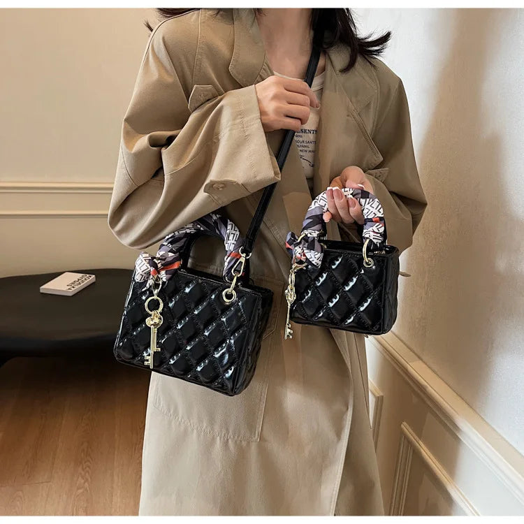 Street Trend Commuter Women's Shoulder Bag Retro Diamond Grid Design Small Tote Casual Handbag Soft PU Material Zipper Closure