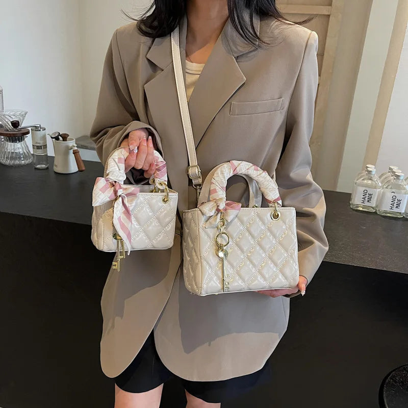 Street Trend Commuter Women's Shoulder Bag Retro Diamond Grid Design Small Tote Casual Handbag Soft PU Material Zipper Closure